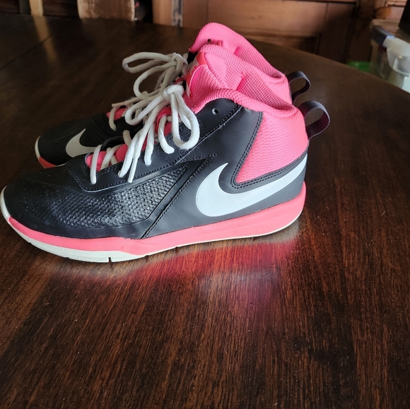 Sneaker - Picture 2 of 3